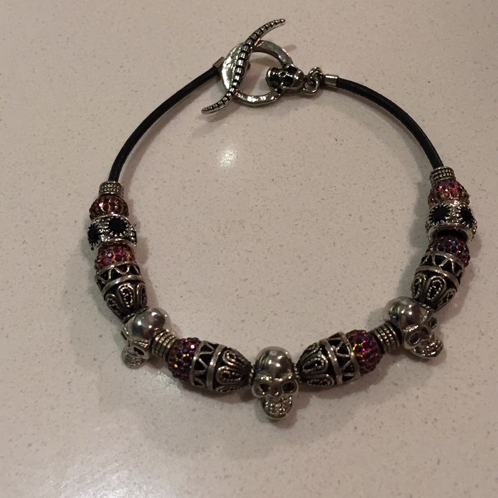 Skull and swarvorki crystal bracelet